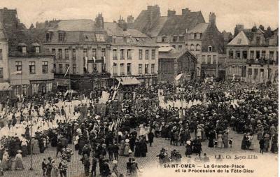 Pour les processions une foule importante se retrouvait sur la Grand Place.